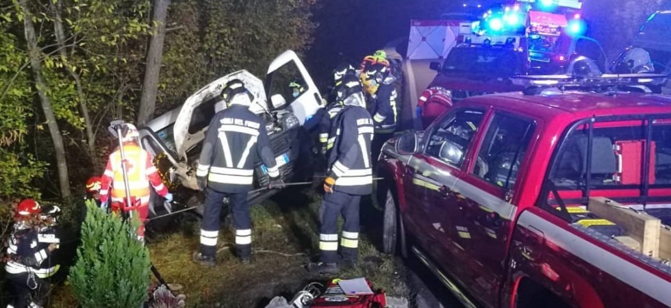 Esce di strada con il furgone e sbatte contro gli alberi: un ferito trasportato in codice rosso all’ospedale